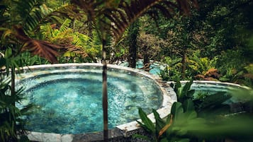 Una piscina al aire libre, tumbonas