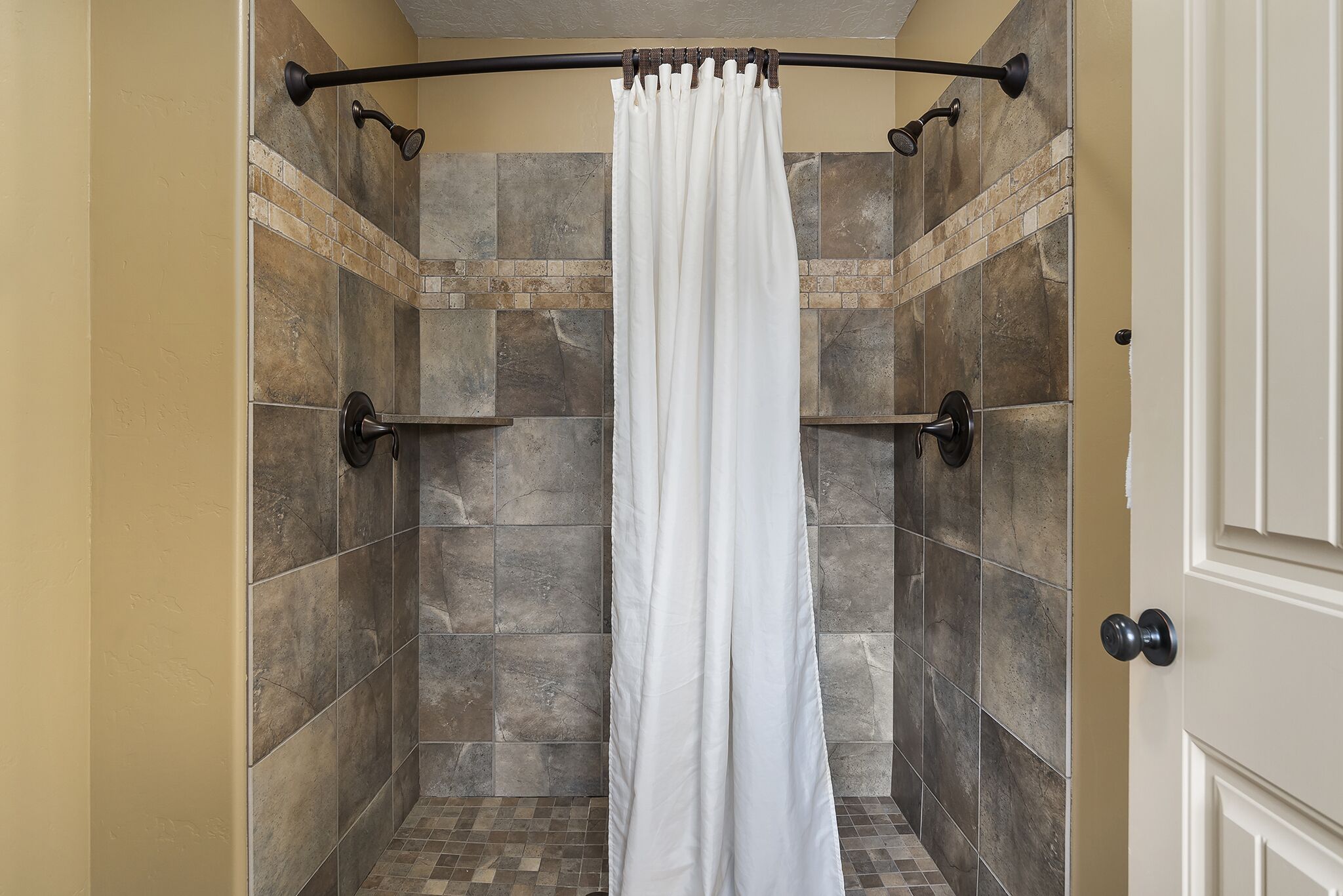 Ensemble douche/baignoire, sèche-cheveux, serviettes fournies