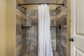 Combined shower/tub, hair dryer, towels