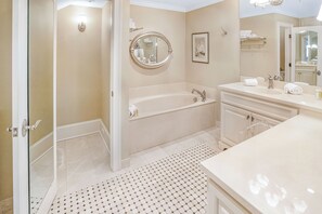 Badewanne, Haartrockner, Handtücher