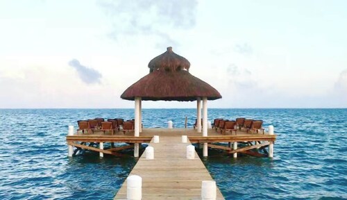 3 bed/3 bath Penthouse Velento #7-Partial Ocean Views/POOL/private dock