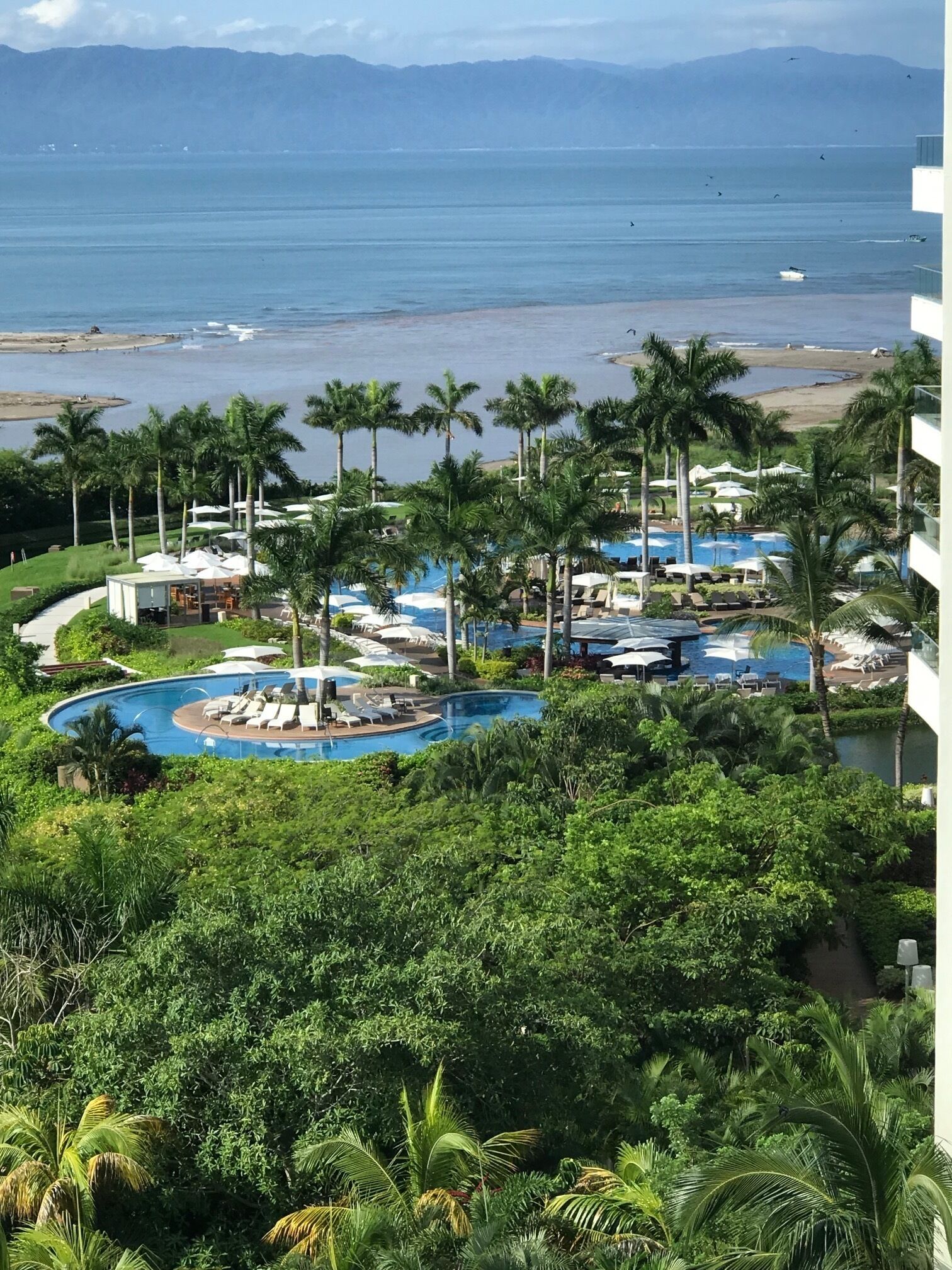 Alberca al aire libre y alberca climatizada