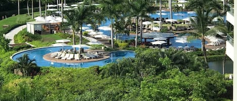 Alberca al aire libre y alberca climatizada