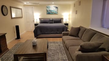 Escritorio, tabla de planchar con plancha, wifi gratis y ropa de cama