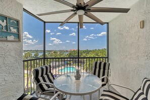 Outdoor dining - Beautifully renovated 1 Bedroom with Pool View/Inter-coastal, screened in Lanai (Sarasota)