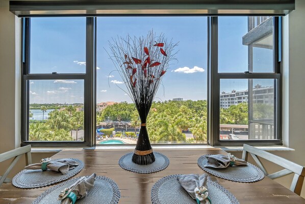 Dining - Beautifully renovated 1 Bedroom with Pool View/Inter-coastal, screened in Lanai (Sarasota)