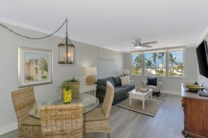 TV, mesa de pingue-pongue, livros