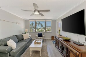 TV, mesa de pingue-pongue, livros