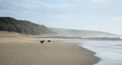 Cottage 'On the Beach'....watch the waves....from your bed!