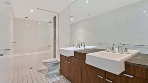 Bathtub, hair dryer - Blue C 305 - Beachfront Coolangatta - Min. 3 Night Stays! (Coolangatta)