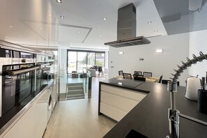 Refrigerador, microondas, horno y lavavajillas 