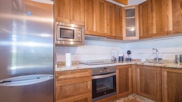 Een koelkast, een microgolfoven, een oven, een vaatwasser