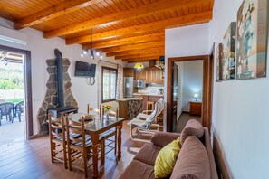 TV, fireplace - Cubo's Finca La Sierra / Private pool / BBQ / Free Wi-Fi (Alhaurín el Grande)