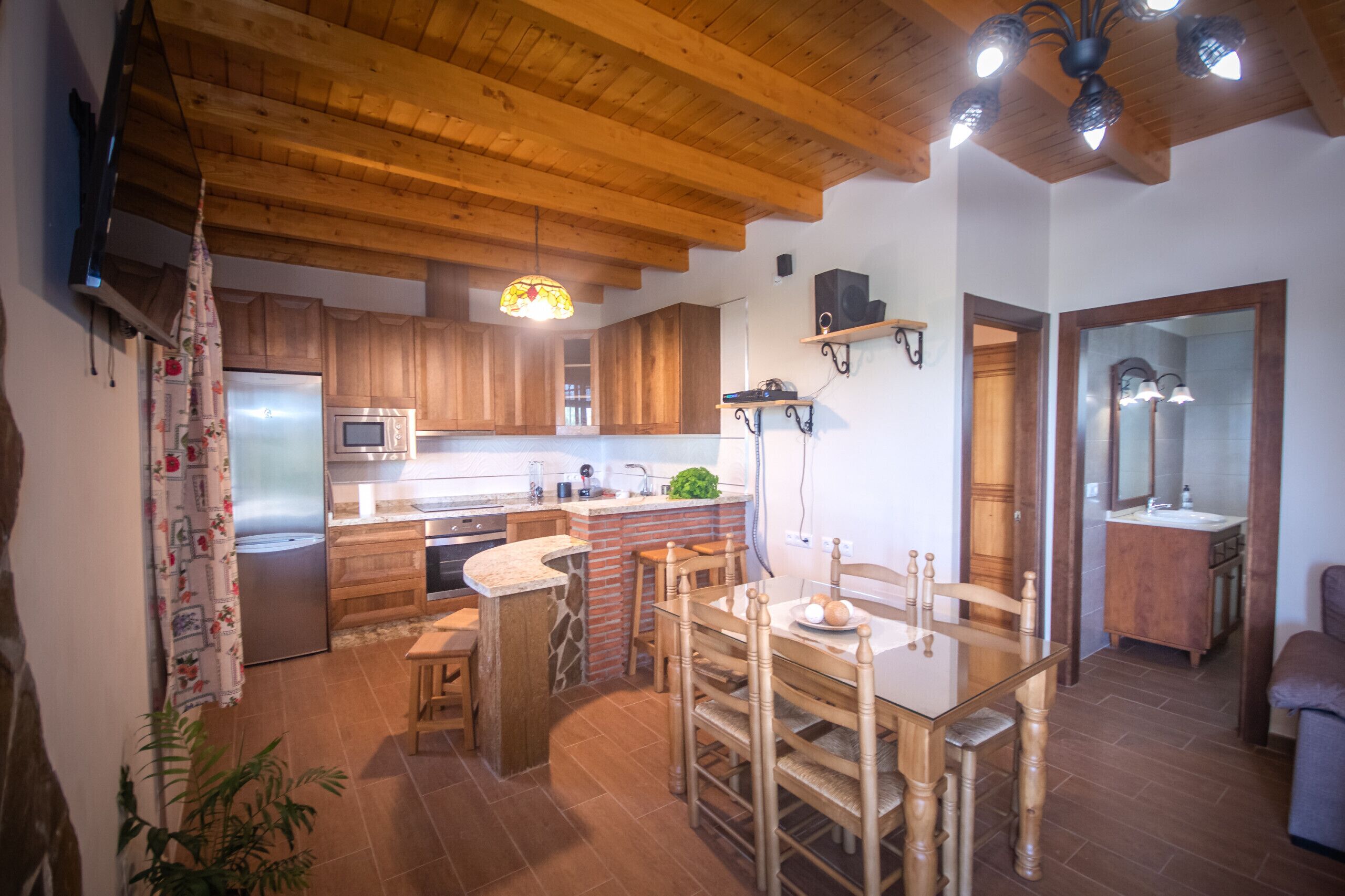 Een koelkast, een microgolfoven, een oven, een vaatwasser