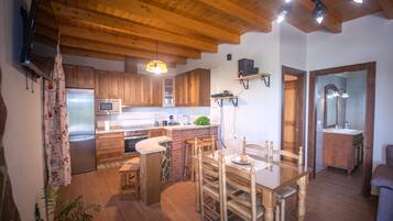 Een koelkast, een microgolfoven, een oven, een vaatwasser