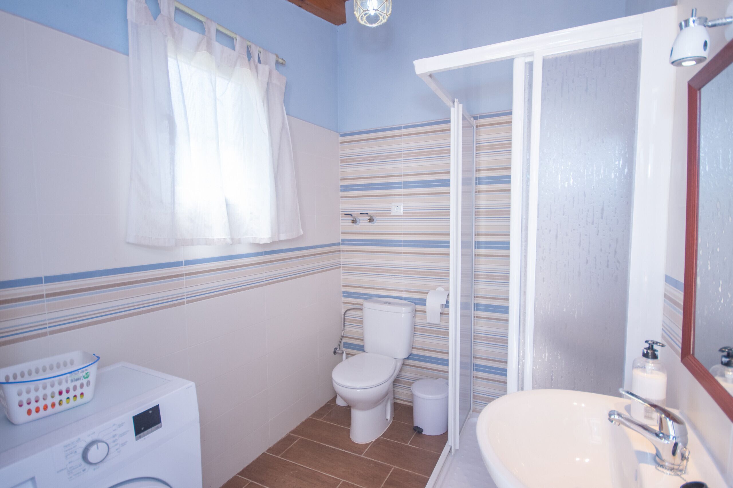 Chuveiro, secador de cabelo, toalhas de banho 