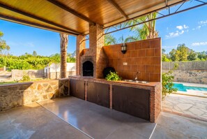 Terrace/patio - Cubo's Finca La Sierra / Private pool / BBQ / Free Wi-Fi (Alhaurín el Grande)