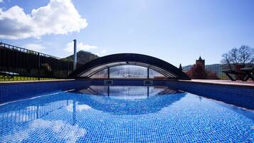 Een binnenzwembad en een buitenzwembad