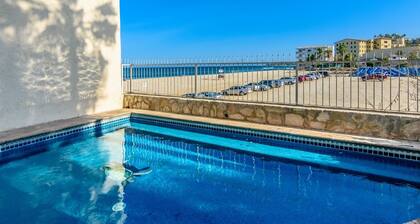 Recientemente remodelado, con vista al mar, frente a la playa, con piscina privada.