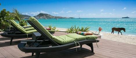 Am Strand, Liegestühle, Strandtücher