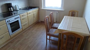 Frigorífico, microondas, horno y lavavajillas