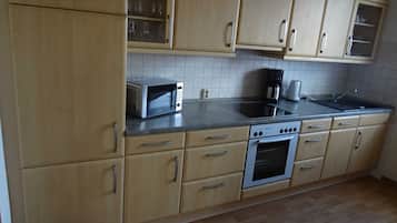 Frigorífico, microondas, horno y lavavajillas