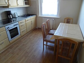 Fridge, microwave, oven, dishwasher - Apartment Brinkstr. (Neubrandenburg)