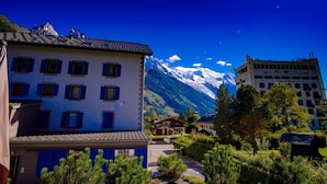 A hotel with a mountain view, multiple windows, and a traditional architectural style. - Maison des Praz (Chamonix-Mont-Blanc)