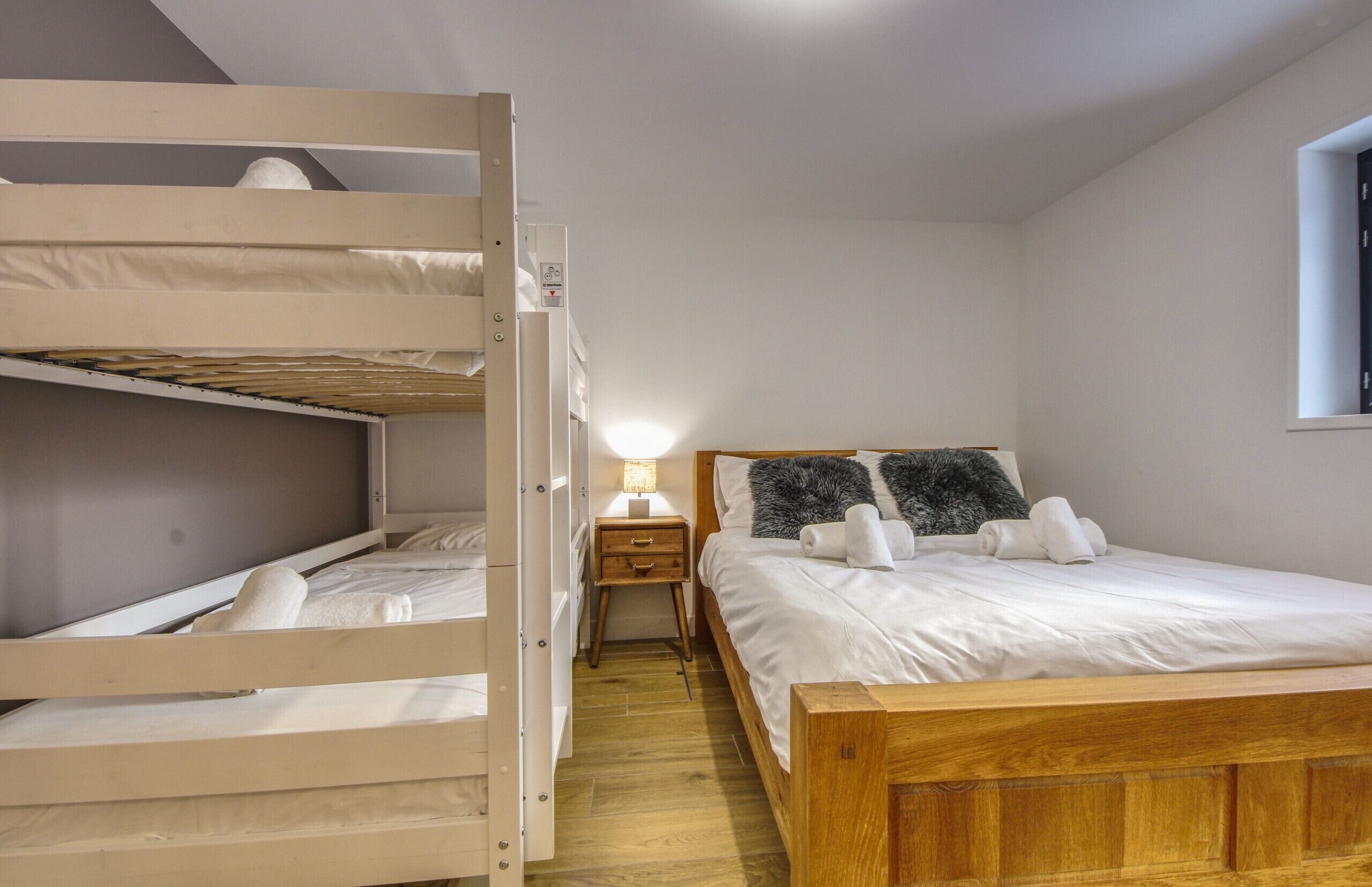 4 室のベッドルーム、アイロン / アイロン台、WiFi (無料)、ベッドシーツ