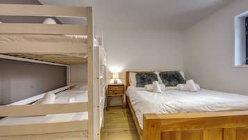 4 slaapkamers, een strijkplank/strijkijzer, gratis wifi, beddengoed