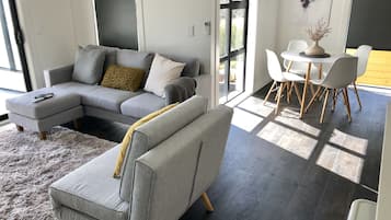 Premium-Stadtwohnung, 3 Schlafzimmer, 2 Bäder (Gemini A) | Wohnbereich | Flachbildfernseher