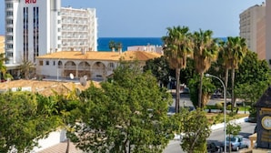 Un hôtel à la façade blanche, avec une enseigne « RIU » bien visible, et qui offre une vue sur la mer.