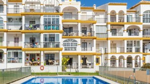 Un hôtel à plusieurs étages, doté de balcons, d’une piscine et d’un panneau indiquant l’interdiction d’accès.