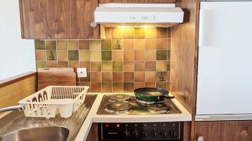 KylskÄp, mikrovÄgsugn, ugn och grytor/köksredskap