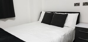 7 bedrooms, iron/ironing board, free WiFi, bed sheets - Luxury Homestay in Walsall (Walsall)