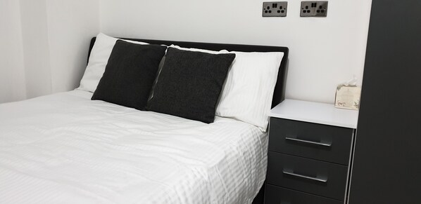 7 bedrooms, iron/ironing board, free WiFi, bed sheets - Luxury Homestay in Walsall (Walsall)