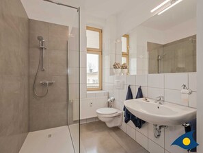 Dusche, Haartrockner, Handtücher