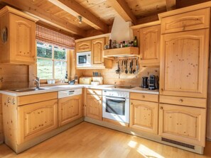 Kjøleskap, mikrobølgeovn, ovn og oppvaskmaskin