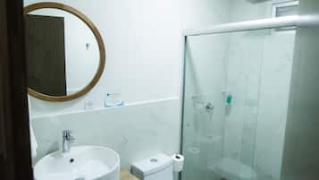 Dusj, håndklær, såpe og sjampo