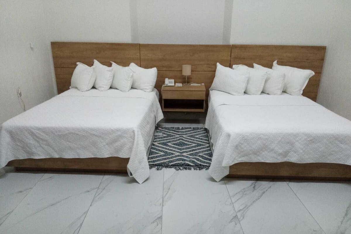 Muebles diferentes, escritorio y espacio para trabajar con laptop
