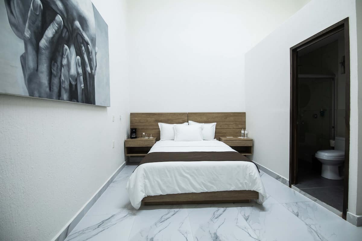 Habitación Queen | Muebles diferentes, escritorio y espacio para trabajar con laptop