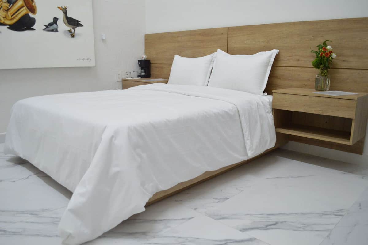 Habitacion Matrimonial | Muebles diferentes, escritorio y espacio para trabajar con laptop