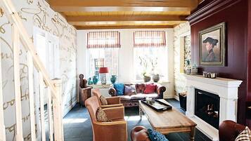 Een televisie, een open haard en een dvd-speler