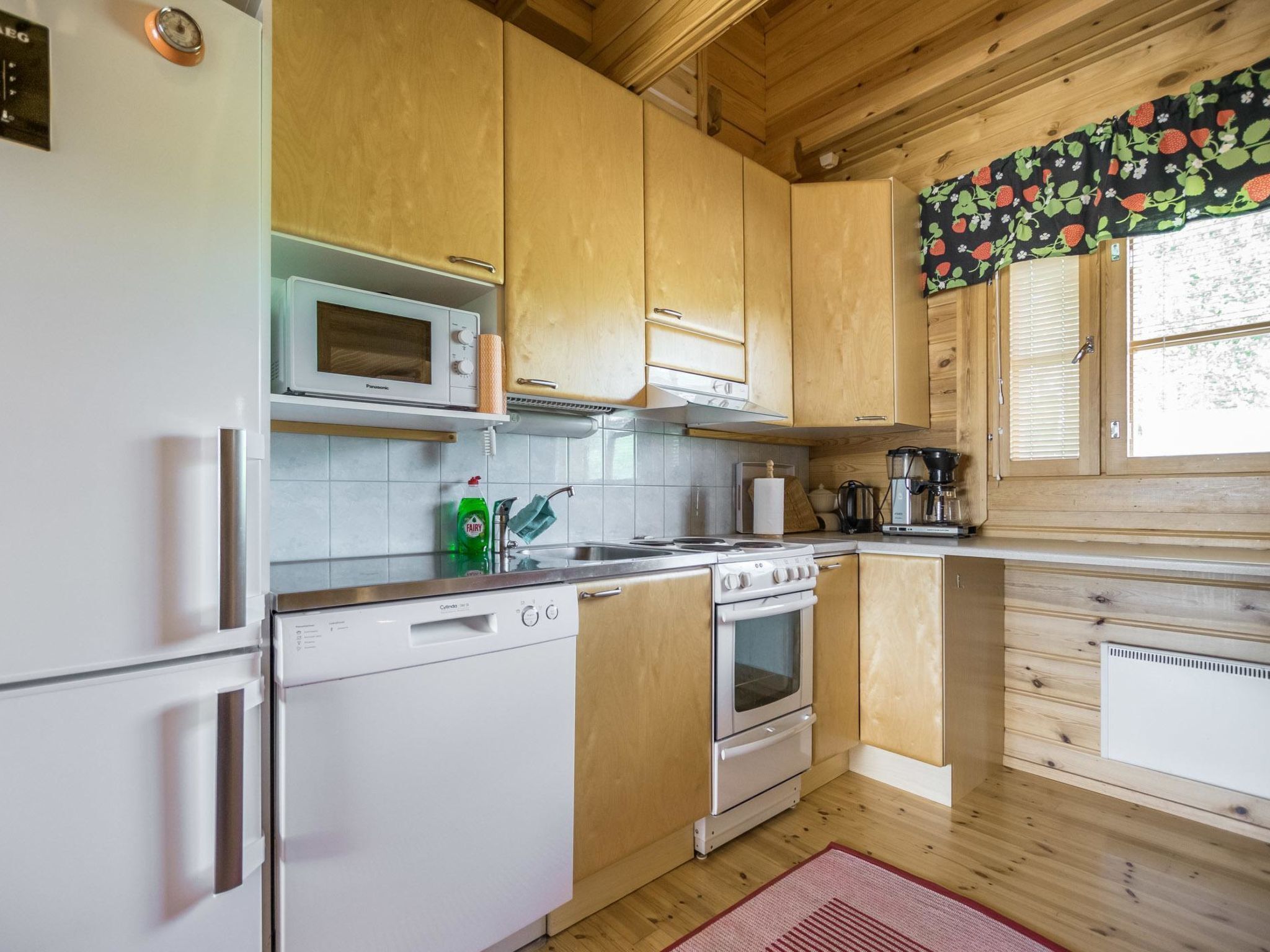 Een koelkast, een microgolfoven, een vaatwasser