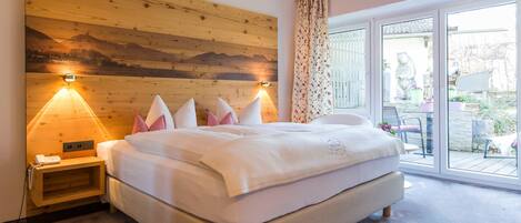 1 bedroom, desk, travel crib, WiFi