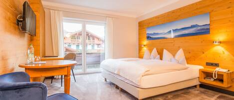 1 bedroom, desk, travel cot, WiFi