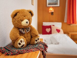 2 bedrooms, desk, WiFi