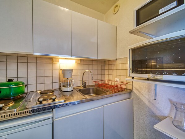 Réfrigérateur, micro-ondes, four, chaise haute