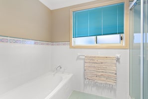 Bathtub - Ajax Avenue, 6 (Nelson Bay)