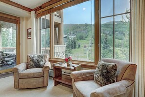TV, fireplace - Luxurious 2 Bd With Lift View in Beaver Creek, Ski In / Ski Out (Beaver Creek)